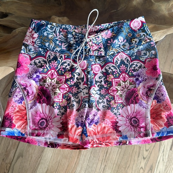 Labella Mafia Floral Bootie Shorts - Picture 2 of 4